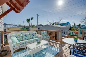un patio con sofá y mesas en una terraza en Fort Myers Home Near Sanibel Island Causeway, en Fort Myers