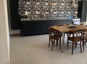 cocina con mesa, sillas y microondas en Hermoso dúplex interno en la mejor zona de Mendoza en Mendoza