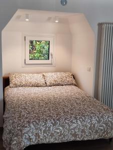 Schlafzimmer mit einem Bett und einem Fenster in der Unterkunft Residenza Alice in Arco