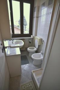 a bathroom with two toilets and a sink at La casina di Settimo in Settimo Torinese