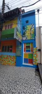ein farbenfrohes Gebäude mit bunten Türen und Fenstern in der Unterkunft Hotel Colors Manaus in Manaus