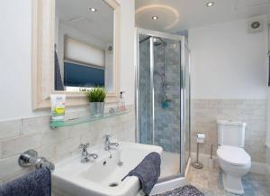 ein Badezimmer mit Dusche, Waschbecken und Toilette in der Unterkunft Stunning large Victorian Maisonette with sea view in Kent + 34 Fotos