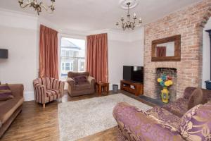 ein Wohnzimmer mit Couch und Kamin in der Unterkunft Stunning large Victorian Maisonette with sea view in Kent