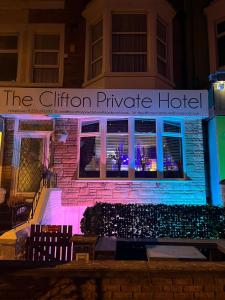 ブラックプールにあるClifton Private Hotelの鉄のプライベートホテルを読む看板のある建物