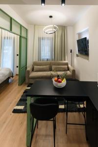 Televízia a/alebo spoločenská miestnosť v ubytovaní Plane Tree Luxury Suites