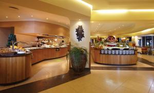 Ein Restaurant oder anderes Speiselokal in der Unterkunft Hotel Porto Mare - PortoBay 