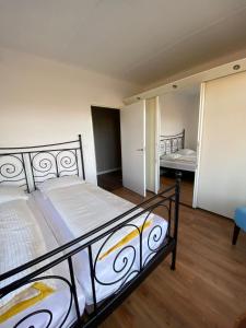 Postel nebo postele na pokoji v ubytování IJsselmeer appartement