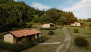 una pequeña casa en un campo al lado de un camino de tierra en Valle del Lupo, en San Ginesio