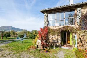 Casa de piedra con ventana grande en La Verdine, en Vérin
