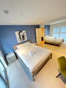 a bedroom with a large bed and a mirror at Westminster-Gem in London