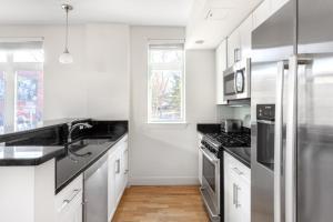 Photo de la galerie de l'établissement Porter Sq 2BR w WD Elevator by Davis Station BOS-319, à Somerville