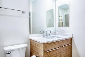 Ванная комната в New build Sommerville 2br w rooftop WD in unit BOS-363 +16 фотографий