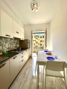 - une cuisine avec une table, des chaises et un comptoir dans l'établissement Il Rifugio Dei Partenopei, à Naples