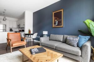 Khu vực ghế ngồi tại Somerville 1BR w Gym Doorman nr Assembly Row BOS-229
