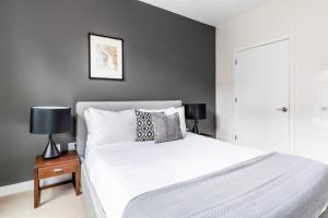 Giường trong phòng chung tại Somerville 1BR w Gym Doorman nr Assembly Row BOS-229 +16 ảnh