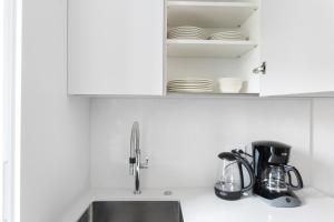 Una cocina o zona de cocina en Well-Located Porter Sq 1BR in Harvard Sq BOS-342