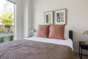 Postel nebo postele na pokoji v ubytování Cambridgeport 1BR w WD near MIT BOS-735