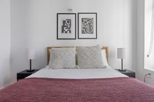 a bedroom with a large bed with two lamps at DowntownFinancial District 1br w wd gym BOS-800 in Boston