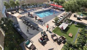 ボストンにあるBrighton 1br w wd pool gym nr Green Line BOS-849の周囲に立つ人々のプールの上空の景色