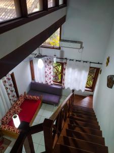 um quarto com um sofá e uma mesa e algumas janelas em Casa Canto do Mar Maresias 2 em Maresias
