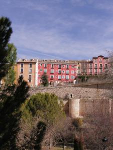 un grupo de edificios en una ciudad con una pared en Cuenca Home, en Cuenca