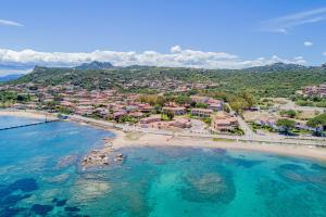 una vista aérea de una playa con una ciudad en Blu Hotel Laconia Village en Cannigione