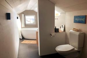 a bathroom with a toilet and a bath tub at Ferienwohnung in Schwellbrunn in Schwellbrunn