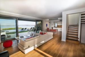 uma sala de estar com um sofá e uma mesa em SK Place Luxury Seafront Villas Chania em Almirída
