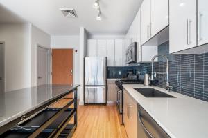 Cuisine ou kitchenette dans l'établissement S Boston 1BR w Doorman WD nr Seaport BOS-189