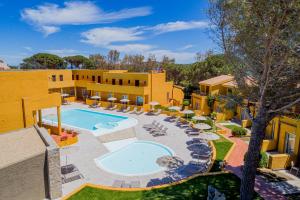 Bazén v ubytování Blu Hotel Laconia Village nebo v jeho okolí