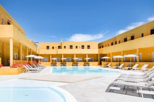 Bazén v ubytování Blu Hotel Laconia Village nebo v jeho okolí