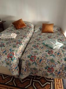 Posteľ alebo postele v izbe v ubytovaní Casa Santa María 2 con jardín y barbacoa