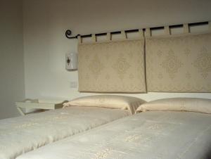 two beds sitting next to each other in a room at Guest House Il Giardino Segreto in Cagliari