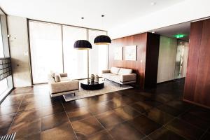 a living room with two chairs and a table at Tower View - Apartamento superior no centro de Aveiro in Aveiro