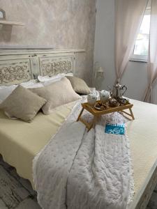 łóżko z tacą z jedzeniem na górze w obiekcie Apartman Ksenija w mieście Zadar