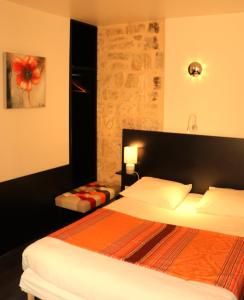 pokój hotelowy z 2 łóżkami w pokoju w obiekcie Hôtel Restaurant LE SAINT AUGUSTIN w mieście Saint-Amour