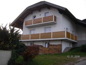 ein weißes Gebäude mit Balkon auf der Seite in der Unterkunft Apartment in Seeham/Salzburger Land 288 in Seeham