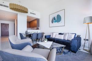 uma sala de estar com sofás e uma sala de jantar em Stunning Views & Palm Marina Views & 39th floor no Dubai
