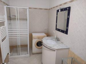 bagno con lavandino e lavatrice di antohouse intero appartamento R5883 a Quartucciu