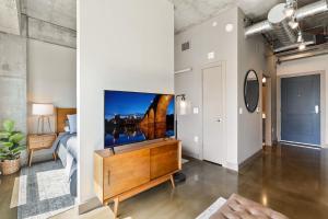 ein Wohnzimmer mit einem TV an der Wand in der Unterkunft Sable 38 in Minneapolis