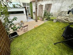 Vonkajšia záhrada v ubytovaní Rare! private garden in Paris, close to Sacre Coeur Basilica!