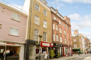 um grupo de edifícios numa rua da cidade em Holborn by Viridian Apartments em Londres