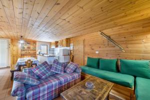 a living room with a couch and a table at Chalet complet in Antey-Saint-André