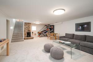 ein Wohnzimmer mit einem Sofa und einem Tisch in der Unterkunft Linden Hills Retreat in Minneapolis