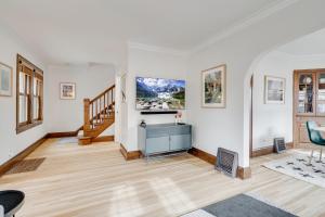 uma sala de estar com paredes brancas e pisos em madeira em Nokomis Blue em Minneapolis