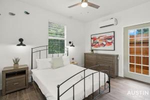 1 dormitorio con 1 cama, vestidor y ventana en Brand-New Unit for RnR Minutes from Downtown en Austin