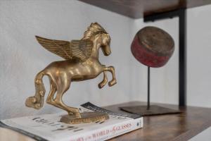 una estatua de un caballo de oro sentada encima de un libro en Brand-New Unit for RnR Minutes from Downtown en Austin