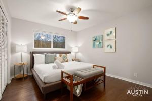 1 dormitorio con 1 cama y ventilador de techo en Retro Chic Old Austin Charm with Updated Features en Austin