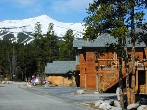 un edificio con una montaña cubierta de nieve en el fondo en Village Point 101 en Breckenridge