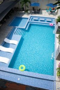 una piscina con un frisbee en el agua en Cabañas Covemar de lujo, en Coveñas